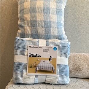 Room Essentials Sky Blue and White Matelassé Quilt Full/ Queen with throw pillow